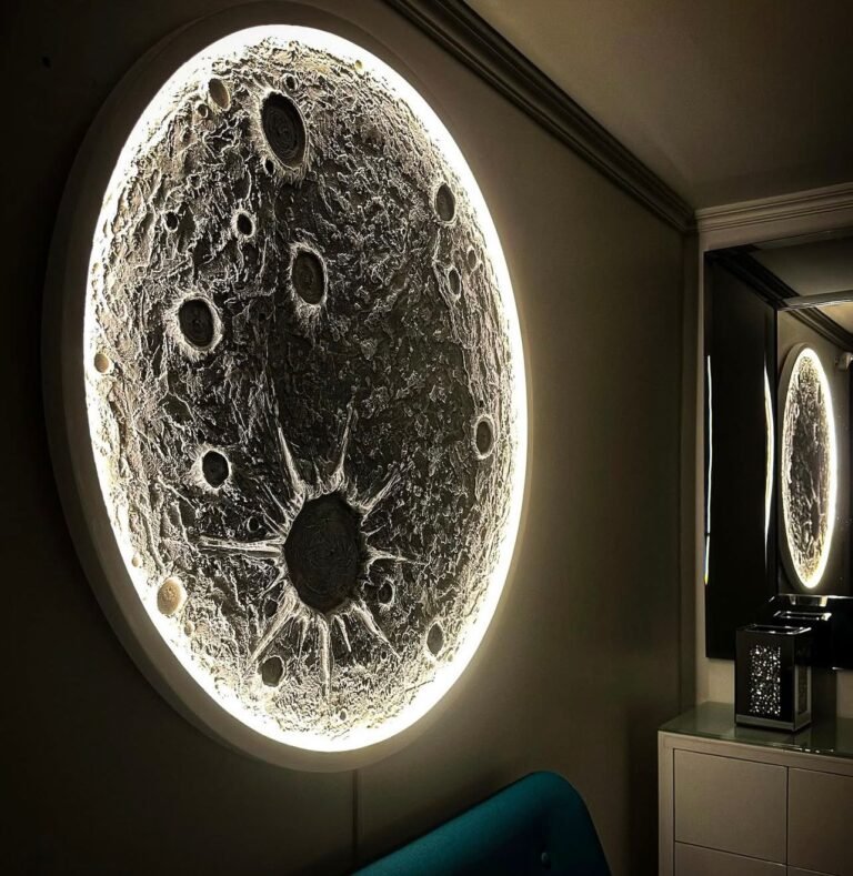 lámpara circular con textura lunar iluminada