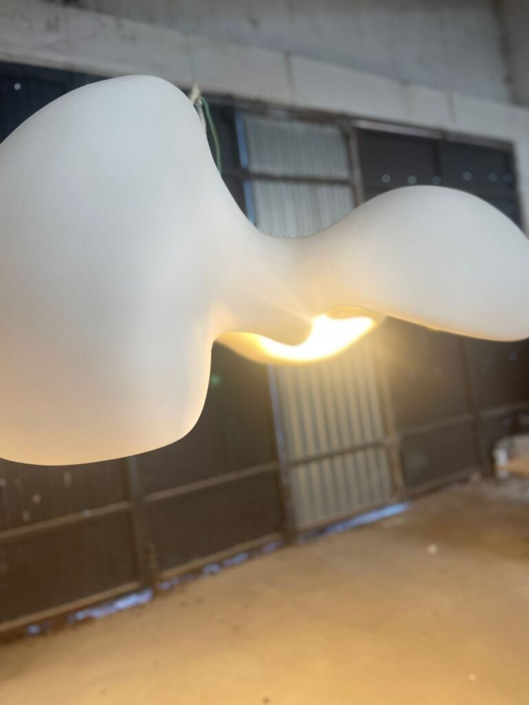 lámpara escultórica blanca iluminada