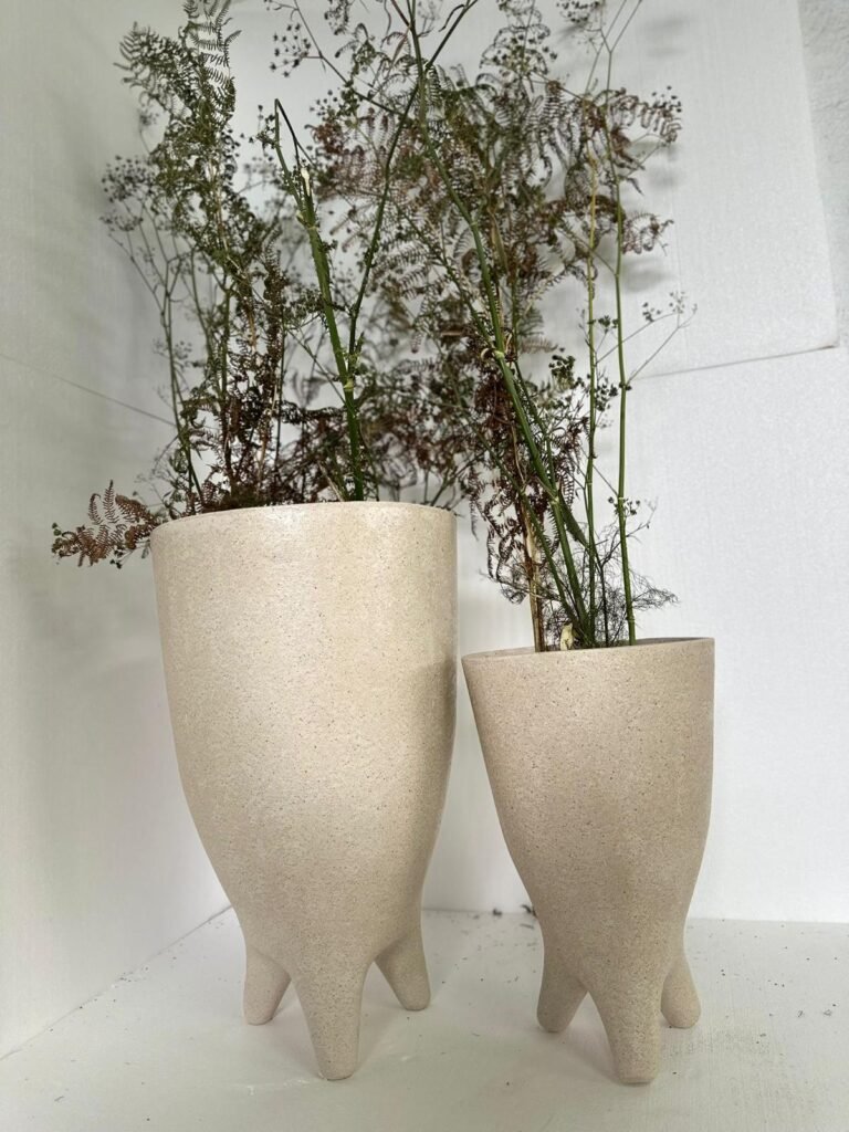 jarrón grande con ramas secas