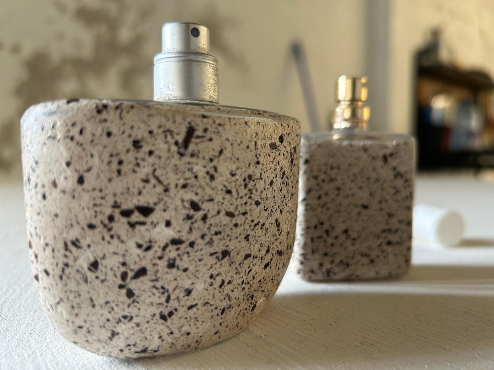 frascos de perfume con acabado en piedra