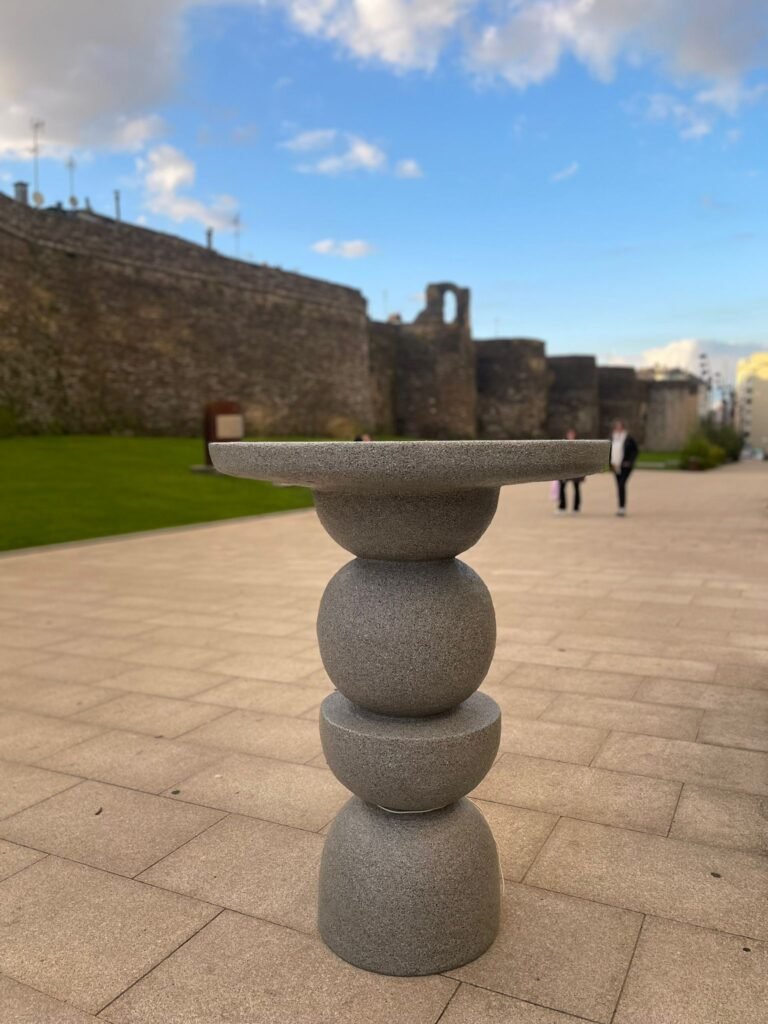 pedestal de piedra en paseo exterior