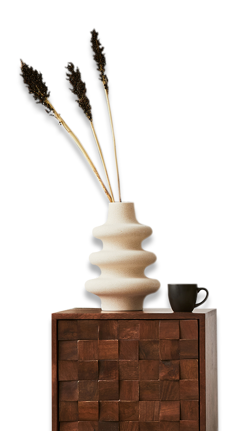 jarrón decorativo sobre mueble de madera